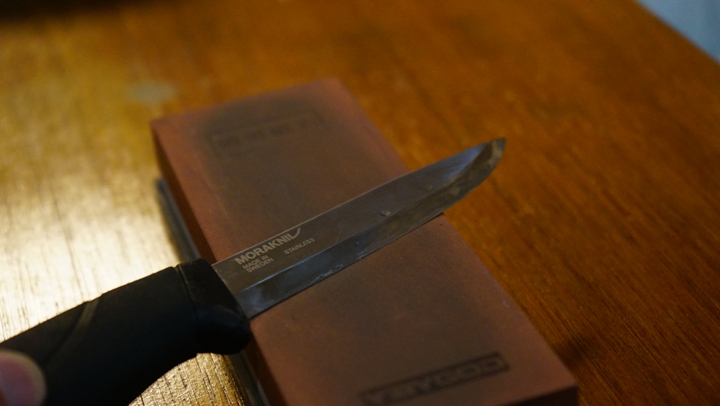 モーラナイフの手入れ方法と研ぎ方 少しの手間で切れ味アップ ノマドキャンプ