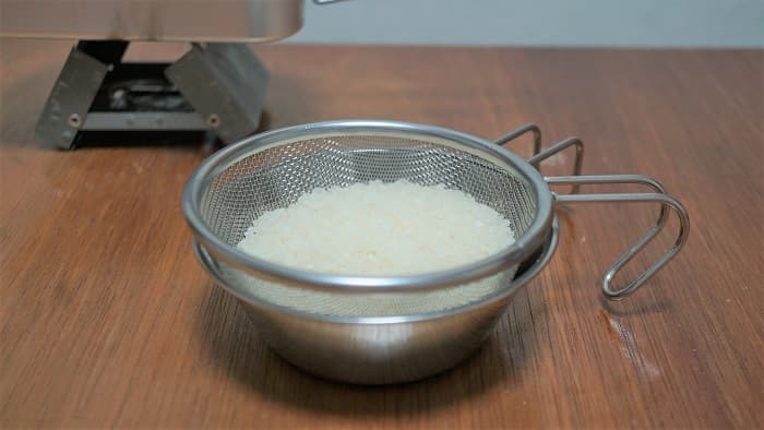 セリアシェラカップ　ザル　米洗う