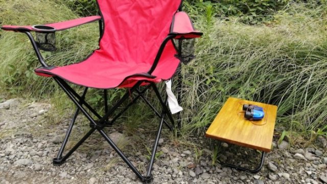 100均でキャンプテーブルDIY】ダイソーのまな板とレジャーイスで折りたたみテーブル！｜ノマドキャンプ