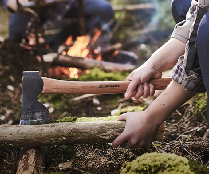 ハルタホースでキャンプにおすすめの斧は？全種類とおすすめの斧を紹介！｜ノマドキャンプ