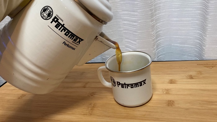 Petromax コーヒーを注ぐ